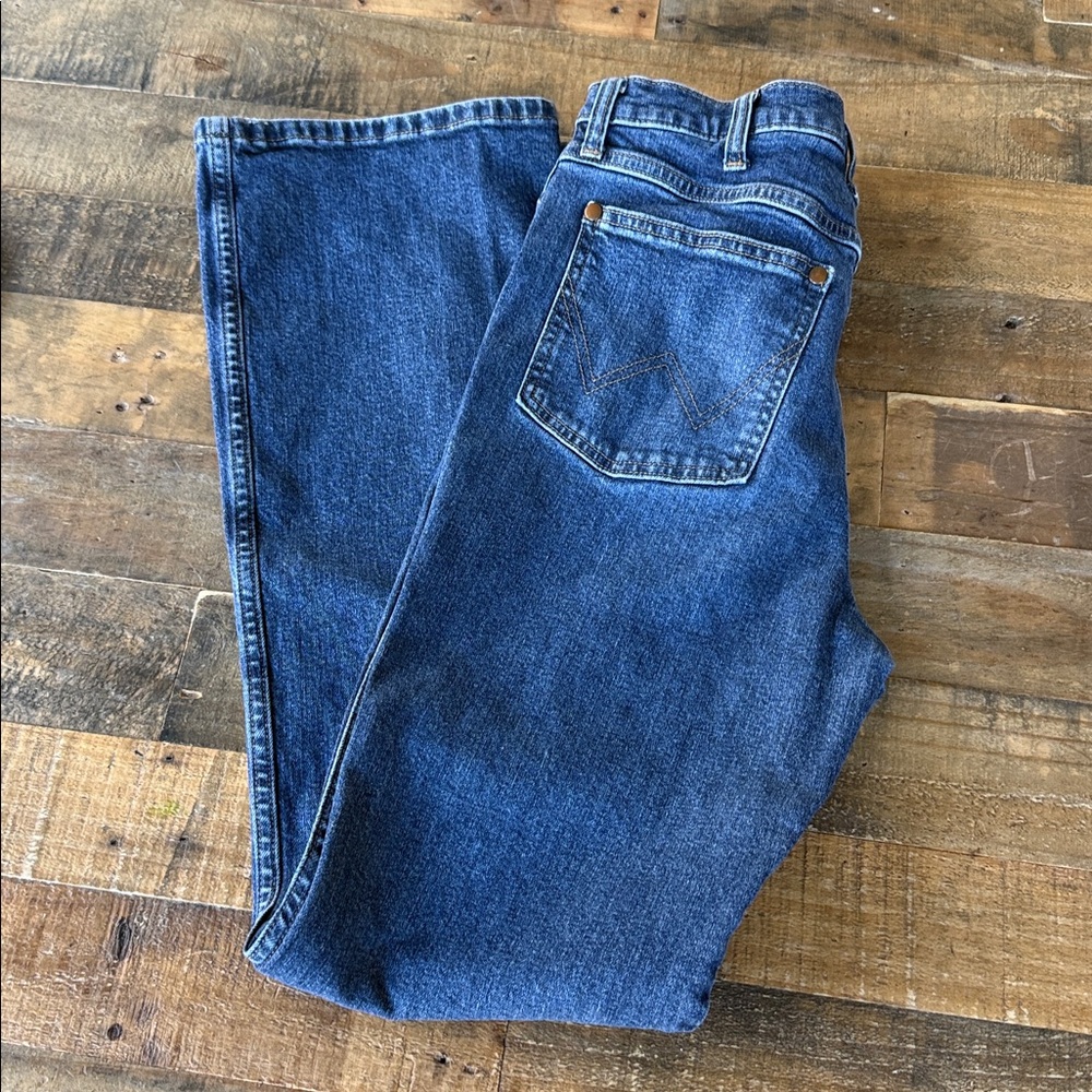 Women’s Wrangler Jeans - Picture 3 of 5
